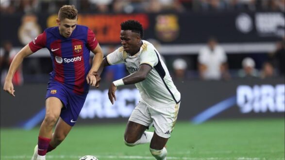 لاعب برشلونة فيرمين لوبيز يحتفل بهدف