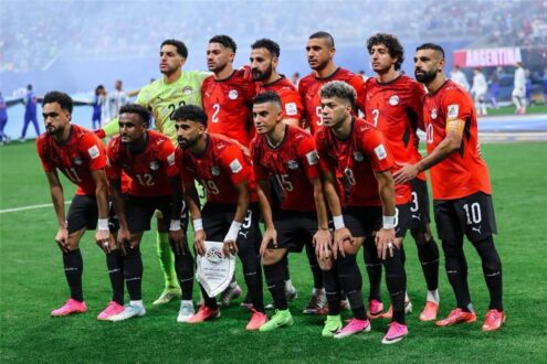 صورة تجمع بين حسام حسن وإبراهيم حسن مع شعار منتخب مصر