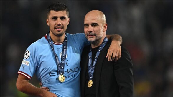 بيب جوارديولا يتحدث مع رودري في الملعب