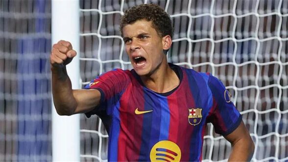 حمزة عبد الكريم لاعب برشلونة الشاب يرتدي قميص الفريق