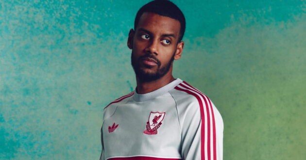 ألكسندر إيزاك لاعب ليفربول يحتفل بتسجيل هدف