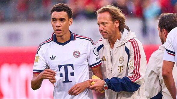 لاعب بايرن ميونخ جمال موسيالا خلال تدريب الفريق