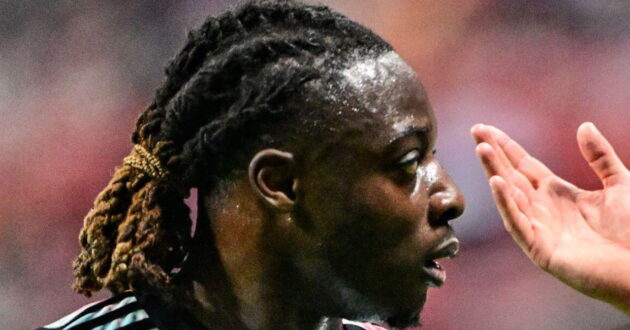جيريمي دوكو لاعب مانشستر سيتي يحتفل بتسجيل هدف