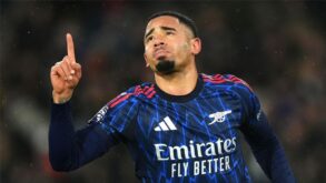 لاعب كرة القدم جابرييل جيسوس يرتدي قميص ريال مدريد