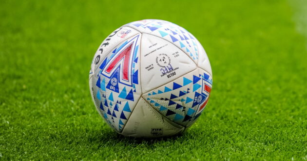 شعار الدوري الإنجليزي مع كرة قدم وشاشة تلفزيون