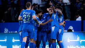 لاعب الهلال مالكوم فيليب يحتفل بهدف