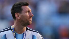 ليونيل ميسي يرتدي قميص منتخب الأرجنتين