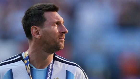 ليونيل ميسي يرتدي قميص منتخب الأرجنتين