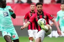 صورة للاعب كرة القدم المصري محمد عبد المنعم يرتدي قميص نيس الفرنسي