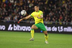 لاعب كرة القدم المصري مصطفى محمد يرتدي قميص نادي نانت الفرنسي