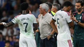 جوزيه مورينيو وفينيسيوس جونيور يتبادلان الحديث على أرض الملعب خلال مباراة لريال مدريد
