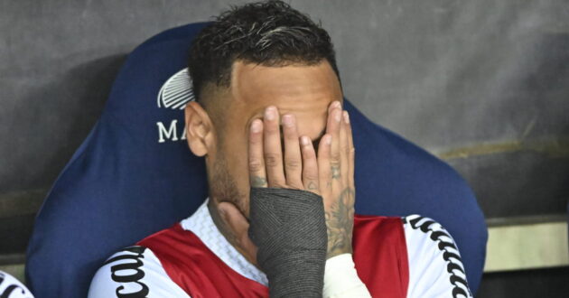 نيمار يحتفل بتسجيل هدف مع منتخب البرازيل