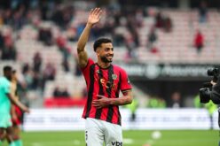 لاعب كرة القدم المصري محمد عبد المنعم يرتدي قميص نيس الفرنسي