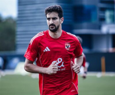 لاعب كرة القدم التونسي محمد بن رمضان يرتدي قميص نادي الشمال القطري