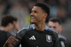صورة لأولي واتكينز بقميص الهلال السعودي