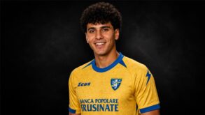 لاعب كرة القدم المصري عمر فايد يرتدي قميص نادي فروزينوني الإيطالي