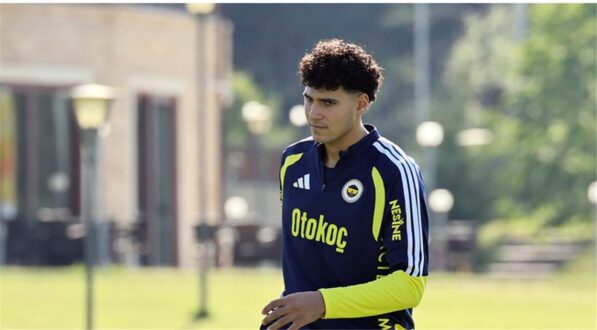 صورة للاعب كرة القدم المصري عمر فايد بقميص فريقه الجديد في الدوري الإيطالي