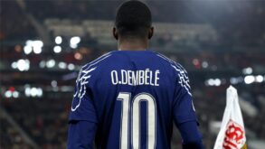 لاعب باريس سان جيرمان عثمان ديمبلي يرتدي قميص الفريق