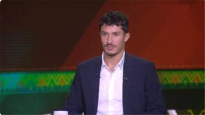 لاعبو فريق بيراميدز يحتفلون بهدف خلال مباراة في الدوري المصري