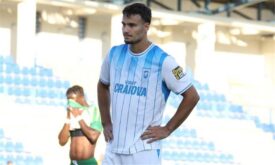 لاعب كرة قدم يسدد الكرة نحو المرمى، يمثل هجوم فريق بيراميدز