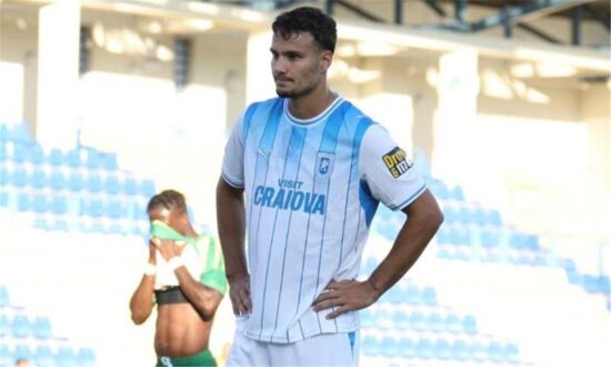 لاعب كرة قدم يسدد الكرة نحو المرمى، يمثل هجوم فريق بيراميدز