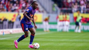 لاعب كرة القدم يان ديوماندي يرتدي قميص لايبزيج