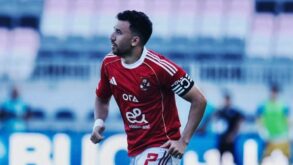 محمود حسن تريزيجيه يرتدي قميص نادي الرياض السعودي