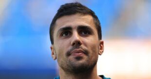 لاعب كرة القدم رودري يرتدي قميص برشلونة