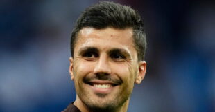 لاعب كرة القدم رودري يرتدي قميص برشلونة الجديد