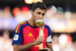 لاعب كرة القدم رودري يرتدي قميص ريال مدريد