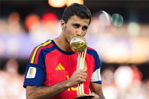 لاعب كرة القدم رودري يرتدي قميص ريال مدريد