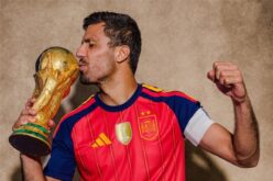 لاعب كرة القدم رودري يرتدي قميص برشلونة