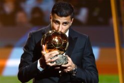 لاعب كرة القدم رودري يرتدي قميص برشلونة