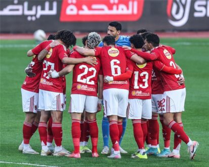 لاعب كرة قدم يفكر في عرض كبير