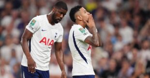 لاعب توتنهام سافيو يحتفل بتسجيل هدف
