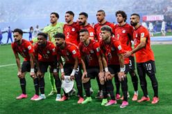 لقطة من مباراة كأس العالم 2026 تظهر لاعبين يتنافسون على الكرة
