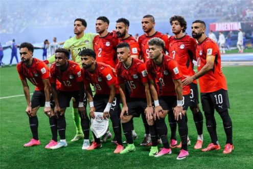 لقطة من مباراة كأس العالم 2026 تظهر لاعبين يتنافسون على الكرة