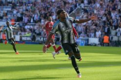 لاعب نيوكاسل أنتوني إيلانجا يحتفل بتسجيل هدف في مرمى ليفربول