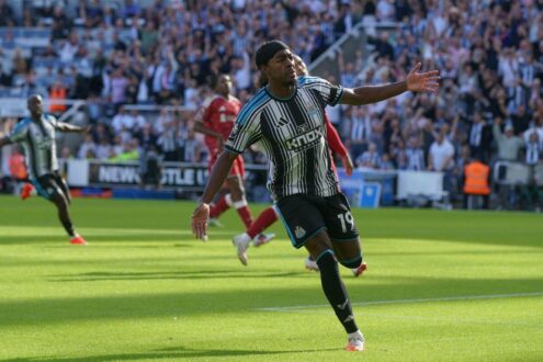 لاعب نيوكاسل أنتوني إيلانجا يحتفل بتسجيل هدف في مرمى ليفربول