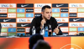 تشافي هيرنانديز يظهر في مؤتمر صحفي لتقديمه مدربًا لمنتخب هولندا