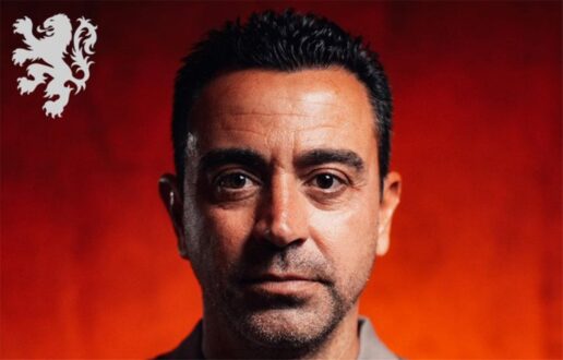 تشافي هيرنانديز يرتدي قميص منتخب هولندا ويشير بعلامة النصر