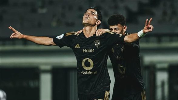 لاعب الأهلي أشرف بن شرقي أثناء التدريب