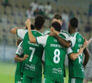 لاعبو الأهلي يحتفلون بتسجيل هدف في مرمى الرياض