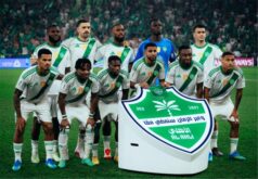 لاعب كرة قدم شاب يرتدي قميص موناكو