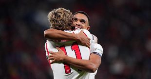 لاعب منتخب إنجلترا أنتوني جوردون يحتفل بتسجيل هدف