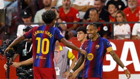 لاعبو برشلونة يحتفلون بفوزهم على إشبيلية في الدوري الإسباني