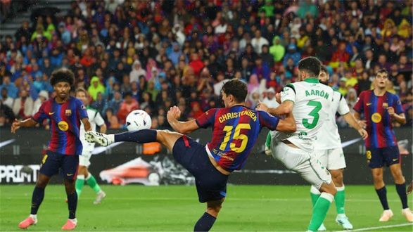 لاعبو برشلونة يحتفلون بهدف في مباراة ضد راسينج سانتاندير في الدوري الإسباني