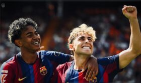 لاعبو برشلونة يحتفلون بهدف في مباراة ضد فالنسيا في الدوري الإسباني