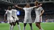 لاعب ريال مدريد إدواردو كامافينجا يبتسم وهو يرتدي قميص المنتخب الفرنسي