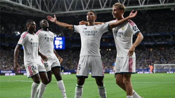 لاعب ريال مدريد إدواردو كامافينجا يبتسم وهو يرتدي قميص المنتخب الفرنسي